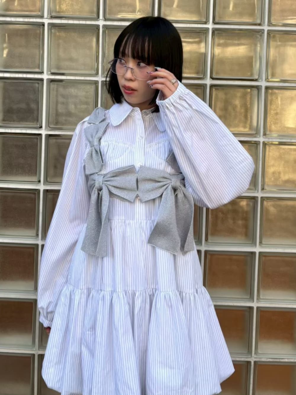 パープル系のその他トップス、ホワイト系のシャツワンピースを着用したレディースの冬コーディネートの4枚目の写真