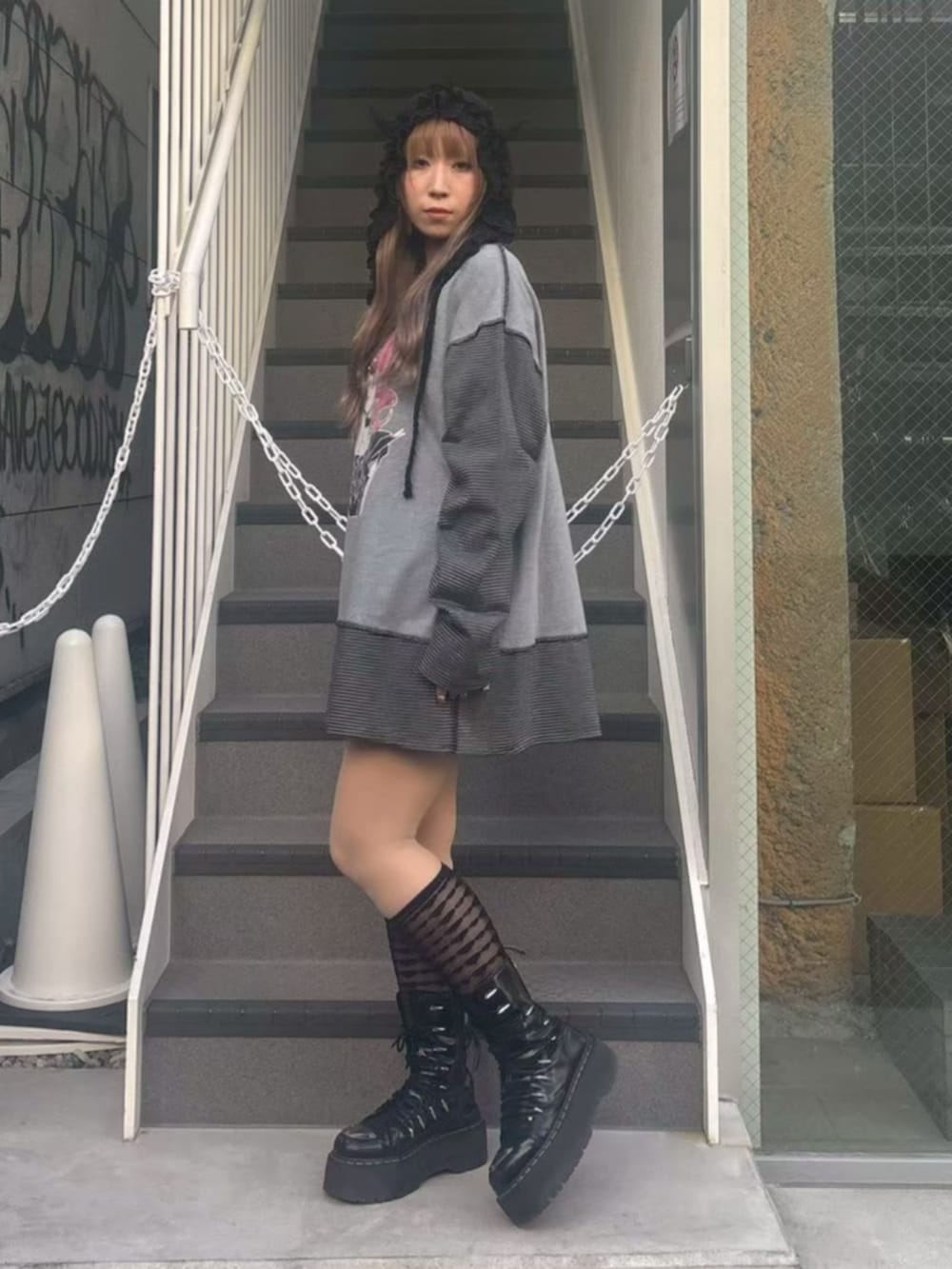 グレー系のTシャツ/カットソー、ブラック系のソックス/靴下、ブラック系のニットキャップ/ビーニーを着用したレディースの春コーディネートの3枚目の写真