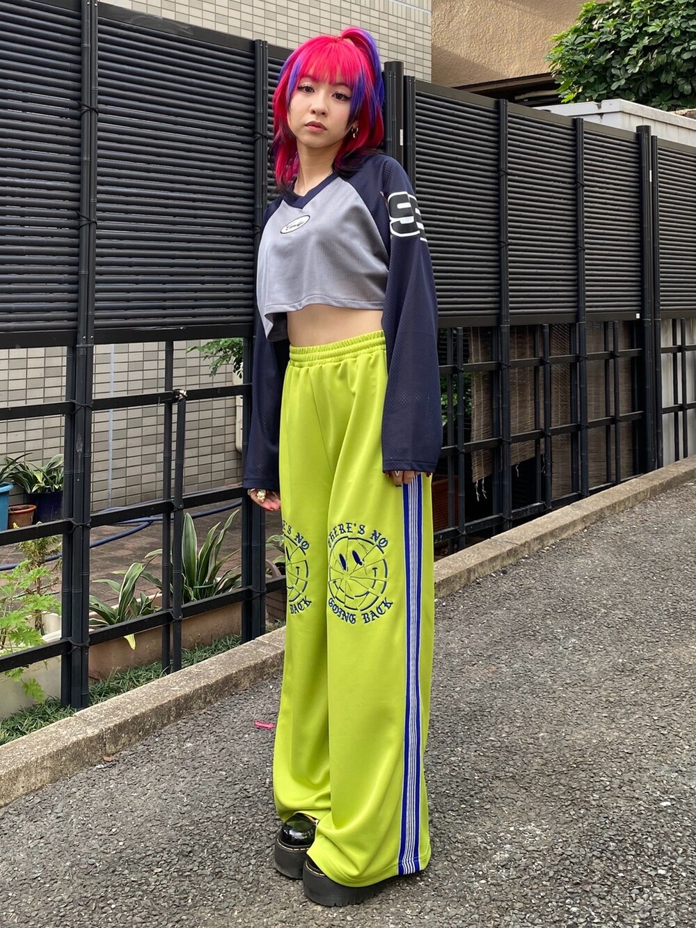 グリーン系のその他パンツ、グレー系のTシャツ/カットソーを着用したレディースの春コーディネートの2枚目の写真