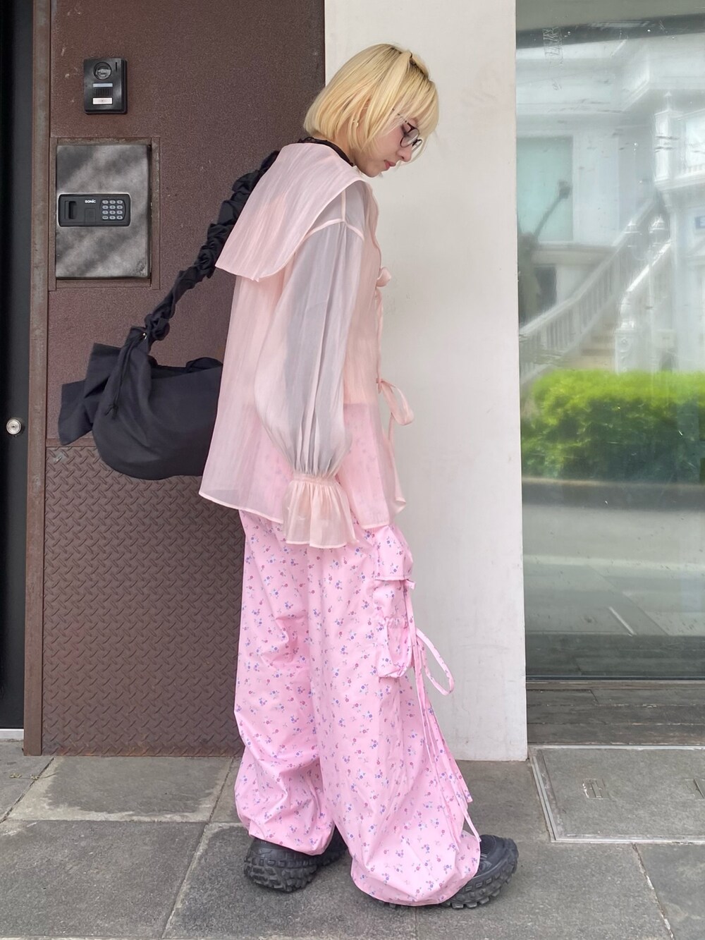 ピンク系のシャツ/ブラウス、ブラック系のその他トップス、ピンク系のキャミソールを着用したレディースの春コーディネートの4枚目の写真