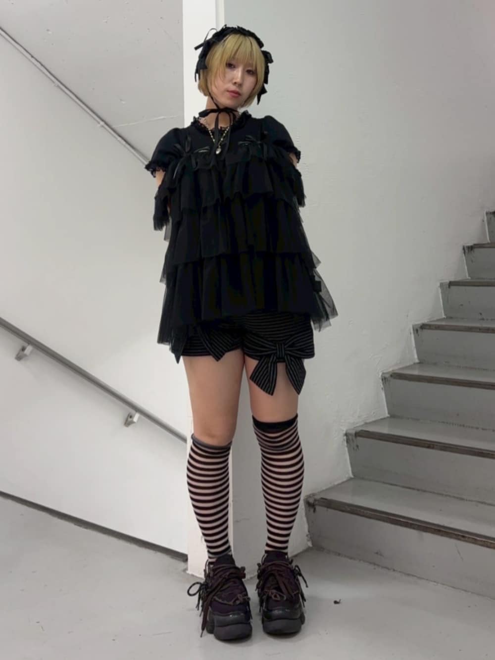 ブラック系のその他パンツ、ブラック系のTシャツ/カットソー、ブラック系のその他トップスを着用したレディースの夏コーディネートの2枚目の写真