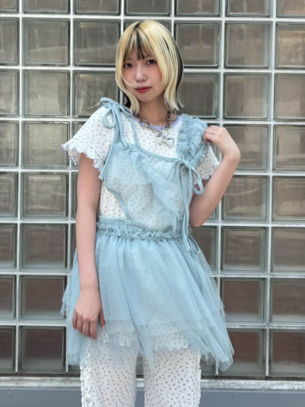 ホワイト系のTシャツ/カットソー、ブルー系のワンピース、ホワイト系のその他パンツを着用したレディースの夏コーディネートの3枚目の写真
