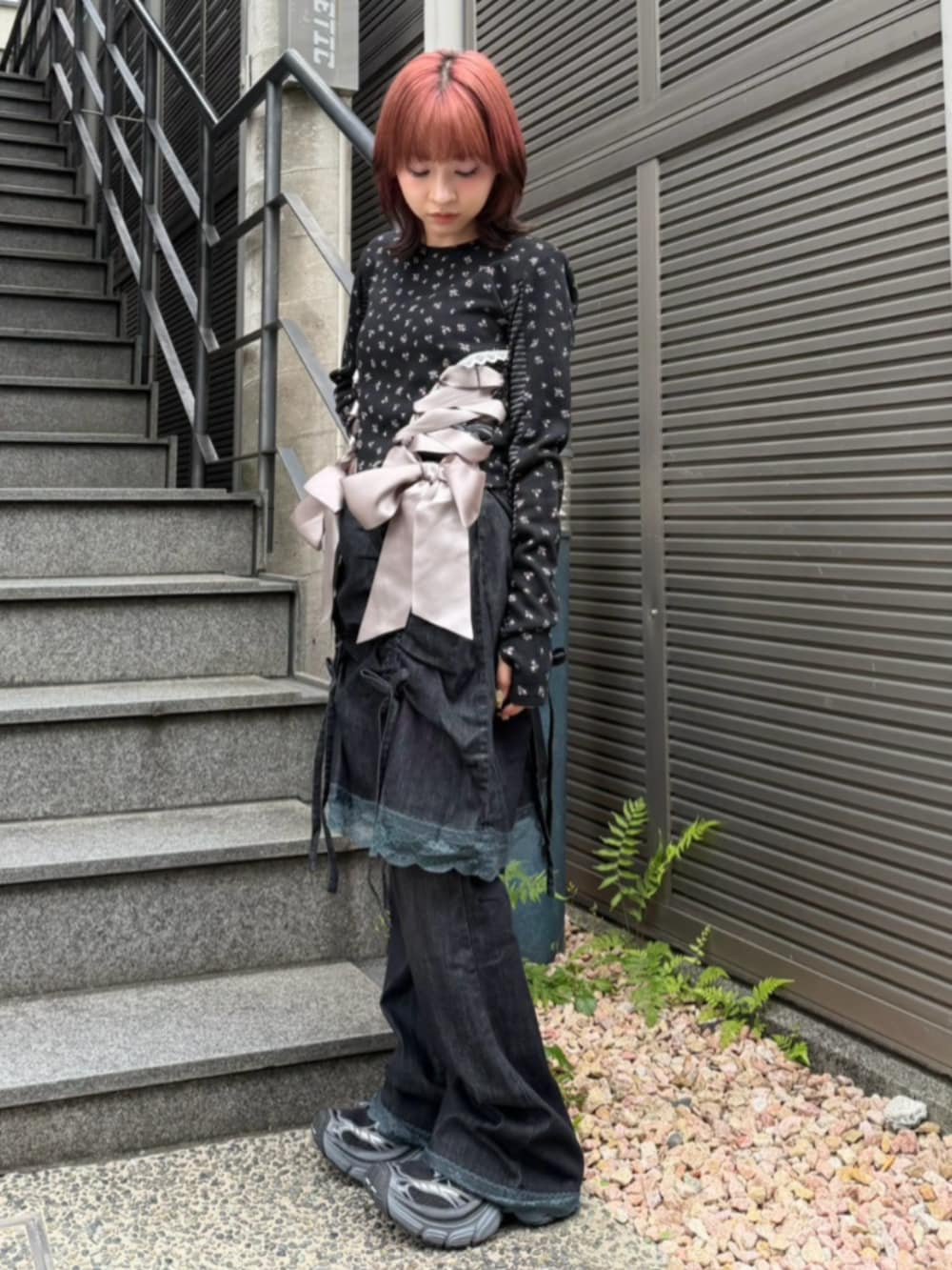 ブラック系のデニムパンツ、ブラック系のTシャツ/カットソーを着用したレディースの秋コーディネートの3枚目の写真