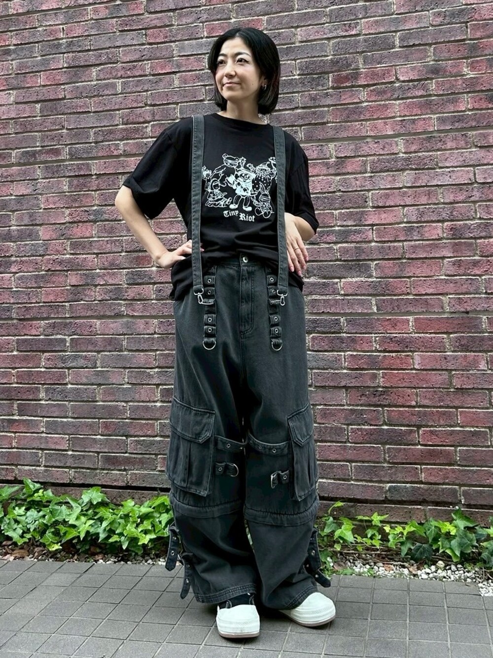 ブラック系のデニムパンツ、ブラック系のTシャツ/カットソーを着用したレディースの春コーディネートの2枚目の写真