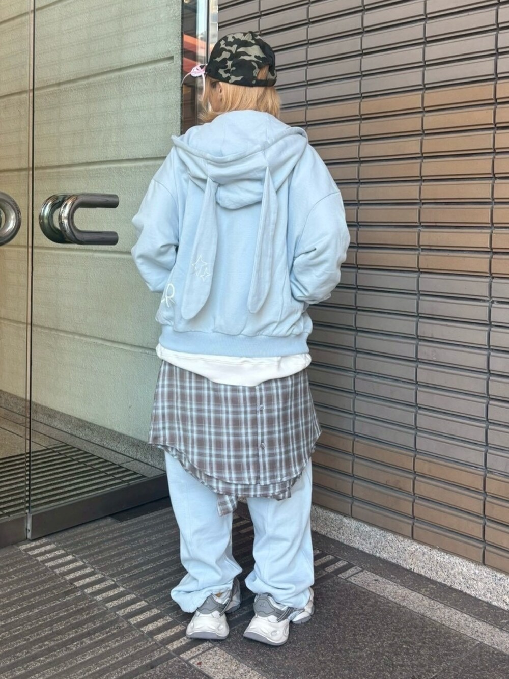 ブルー系のスウェットパンツ、ブラウン系のシャツ/ブラウス、ホワイト系のスウェットを着用したレディースの冬コーディネートの5枚目の写真