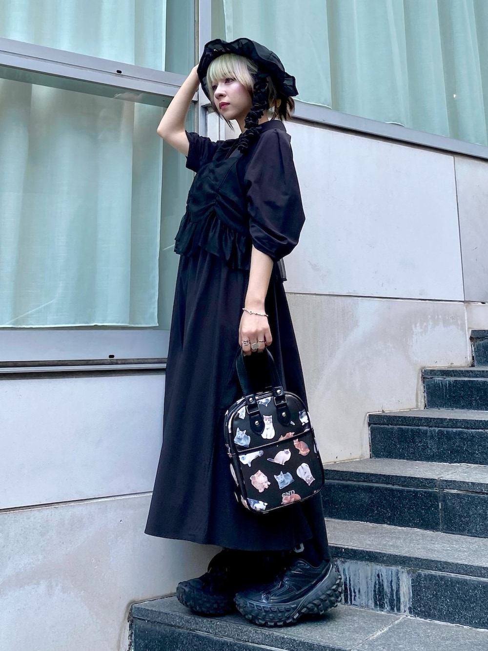 ブラック系のハンドバッグ、ブラック系のワンピース、ブラック系のソックス/靴下を着用したレディースの夏コーディネートの3枚目の写真