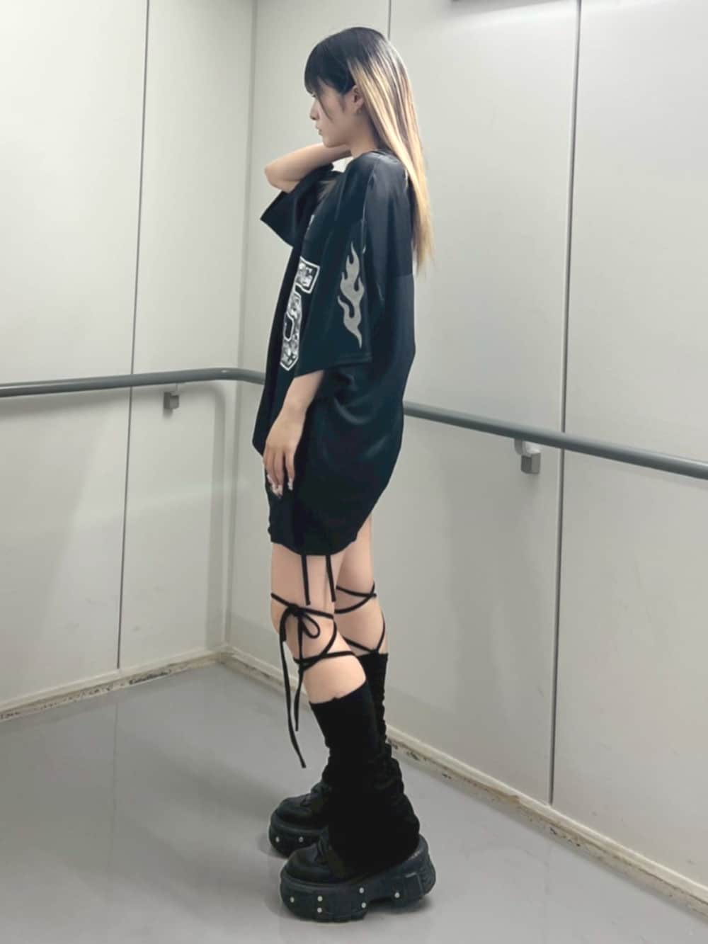 ブラック系のその他パンツ、ブラック系のTシャツ/カットソーを着用したレディースの夏コーディネートの2枚目の写真