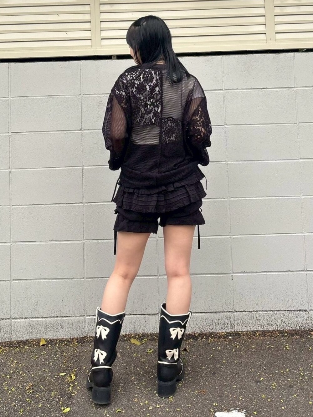 ブラック系のTシャツ/カットソー、ホワイト系のTシャツ/カットソー、ブラック系のその他パンツを着用したレディースの春コーディネートの5枚目の写真