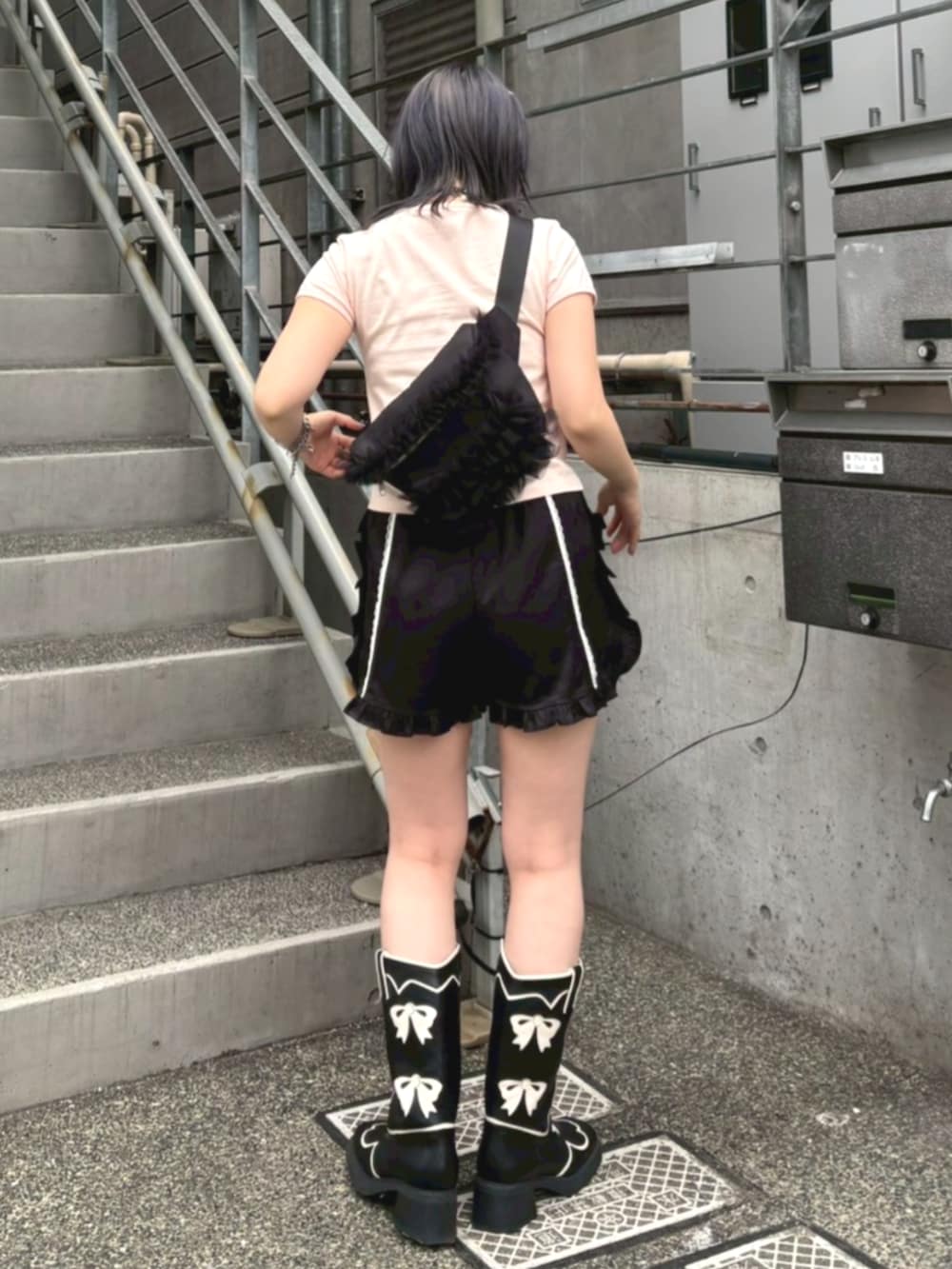 ブラック系のボディバッグ/ウエストポーチ、ブラック系のブーツ、ブラック系のその他パンツを着用したレディースの夏コーディネートの3枚目の写真