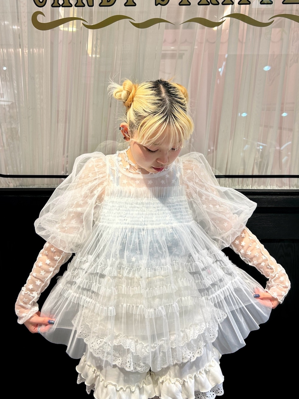 ホワイト系のその他パンツ、ホワイト系のその他トップス、ホワイト系のシャツ/ブラウスを着用したレディースの春コーディネートの5枚目の写真