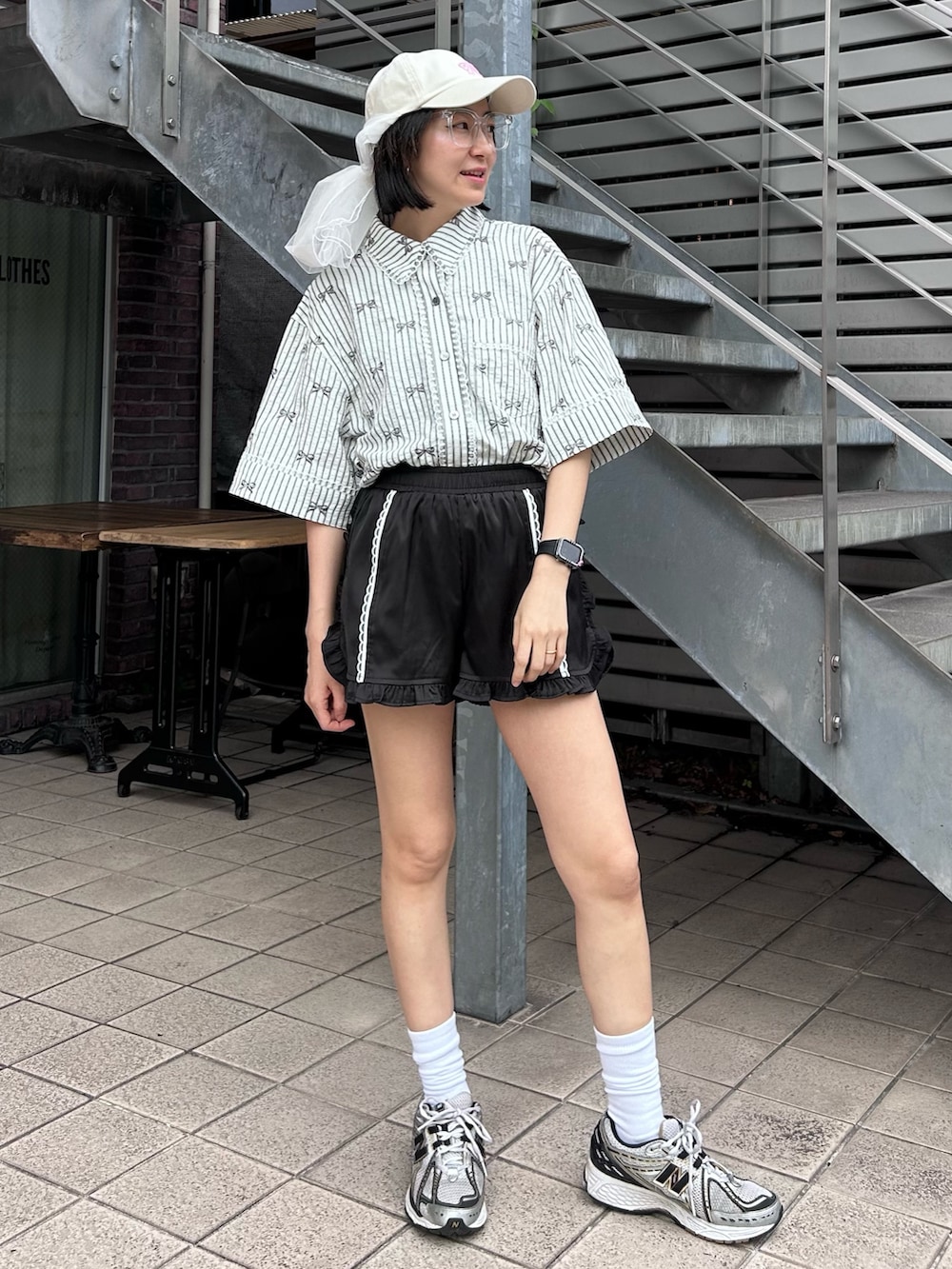 「Candy Stripper、スニーカー、シャツ、リボン、刺繍、ショートパンツ、チュールレース、キャップ、カジュアル、スポーツミックス」｜「Candy StripperのRIBBON TULLE キャップ（キャップ、ホワイト系）」を使った、CandyStripperさん（レディース・162cm）の夏コーディネートの3枚目の写真
