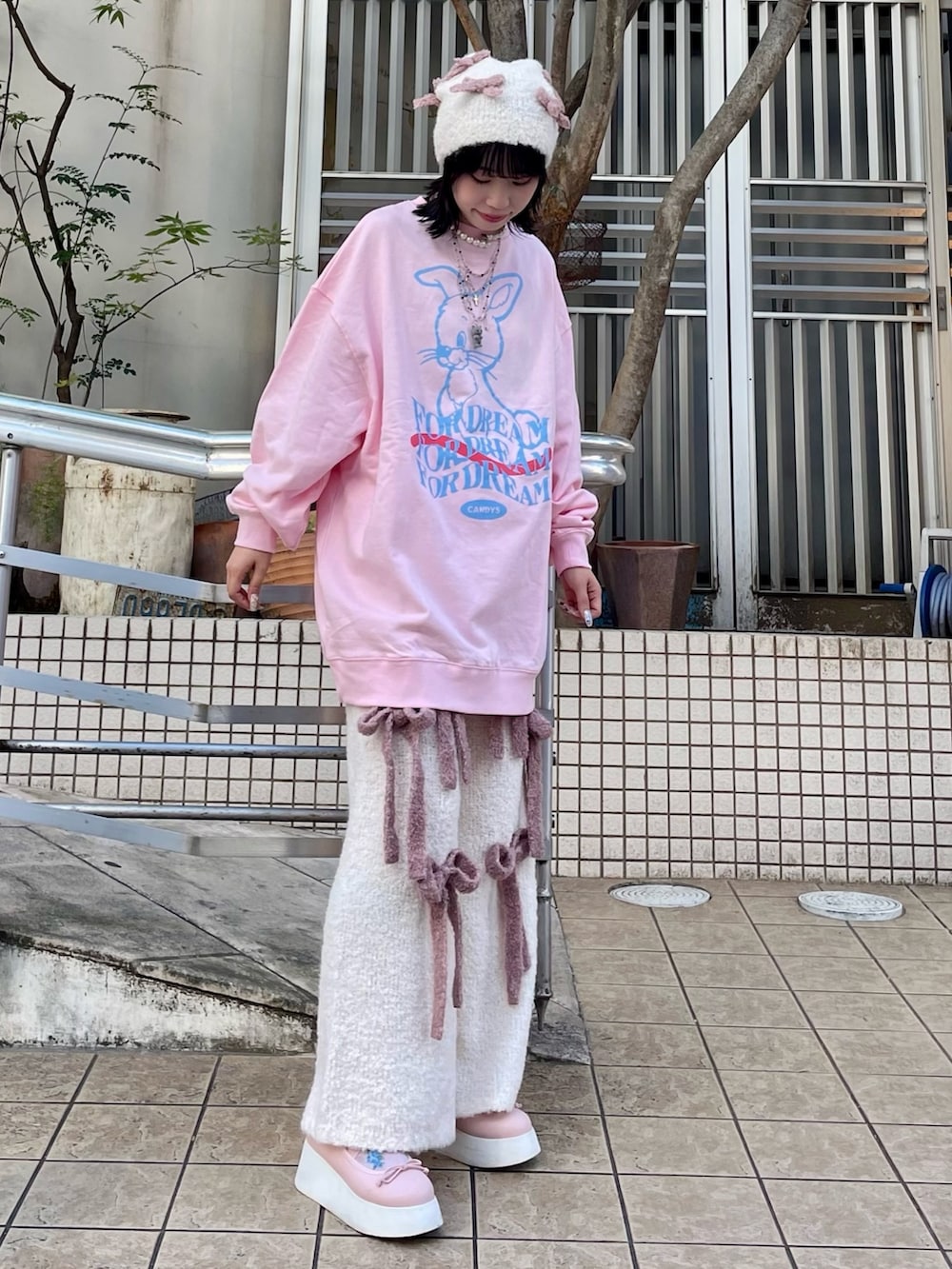 ピンク系のスウェット、ホワイト系のその他パンツ、ピンク系のバレエシューズを着用したレディースの秋コーディネートの3枚目の写真