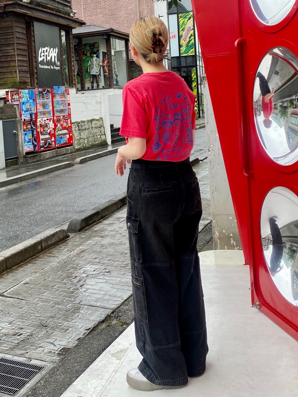 ブラック系のカーゴパンツ、レッド系のTシャツ/カットソーを着用したレディースの夏コーディネートの3枚目の写真