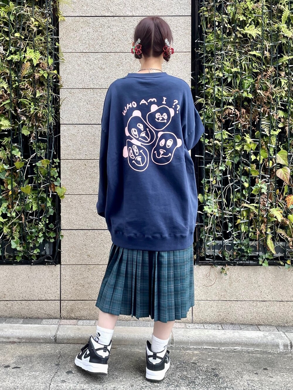 ブルー系のスウェット、グリーン系のスカート、ブラック系のボディバッグ/ウエストポーチを着用したレディースの冬コーディネートの5枚目の写真