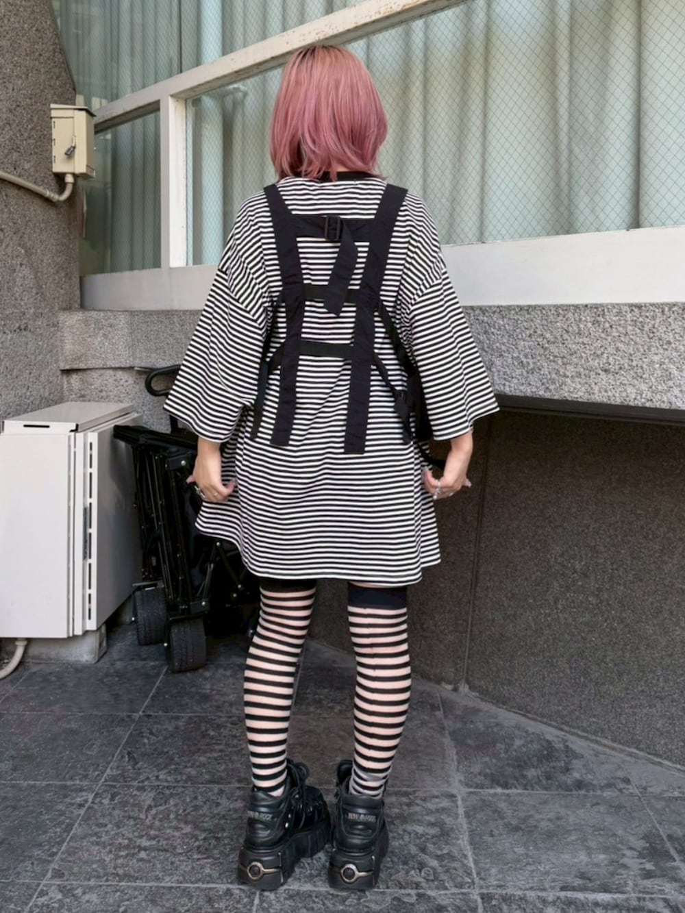 ブラック系のTシャツ/カットソー、ブラック系のボディバッグ/ウエストポーチ、ブラック系のソックス/靴下を着用したレディースの夏コーディネートの3枚目の写真