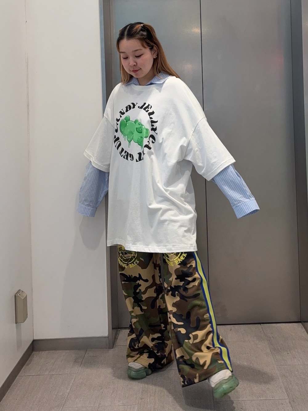 ベージュ系のその他パンツ、ホワイト系のTシャツ/カットソー、ブルー系のシャツ/ブラウスを着用したレディースの春コーディネートの4枚目の写真