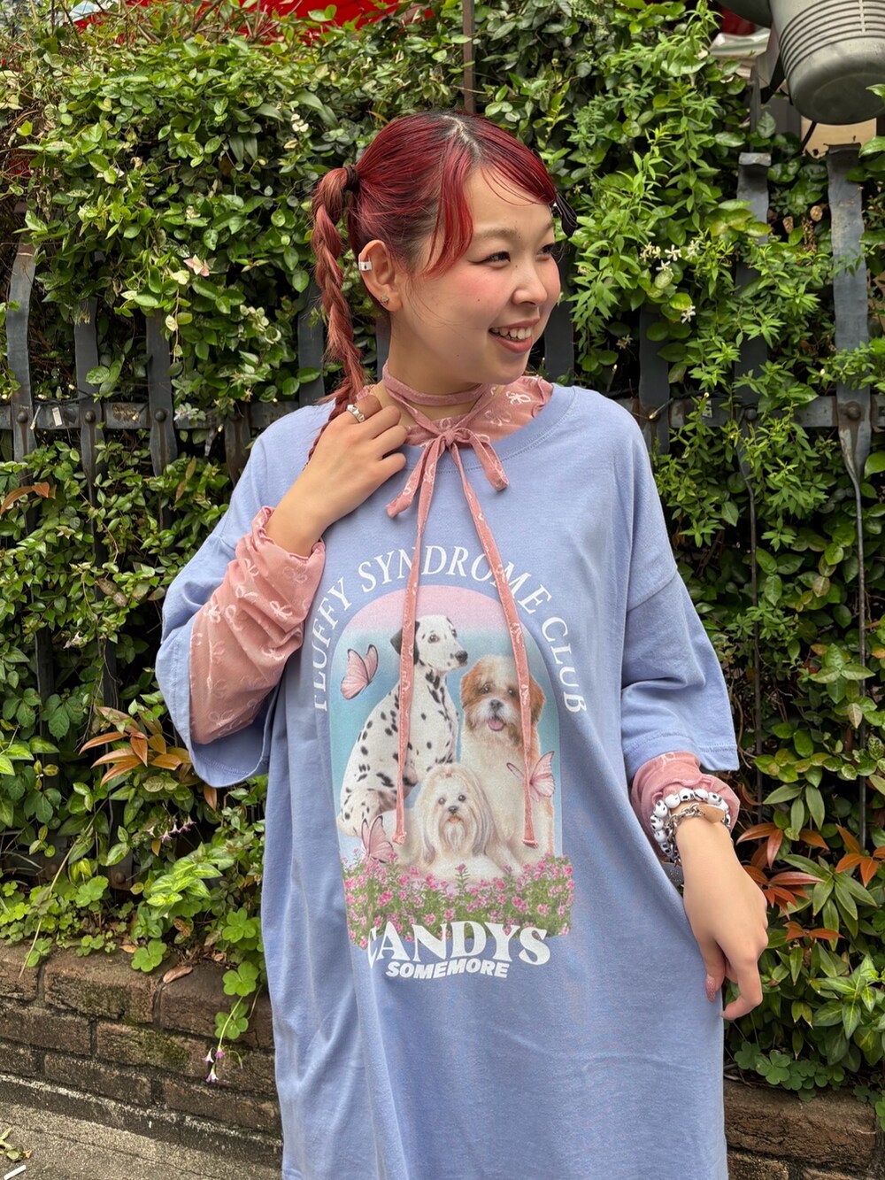 グリーン系のワンピース、ブルー系のTシャツ/カットソー、ピンク系のその他トップスを着用したレディースの春コーディネートの5枚目の写真