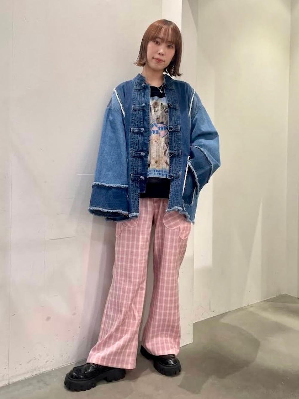 ピンク系のその他パンツ、ブルー系のデニムジャケット、ブラック系のその他トップスを着用したレディースの冬コーディネートの2枚目の写真