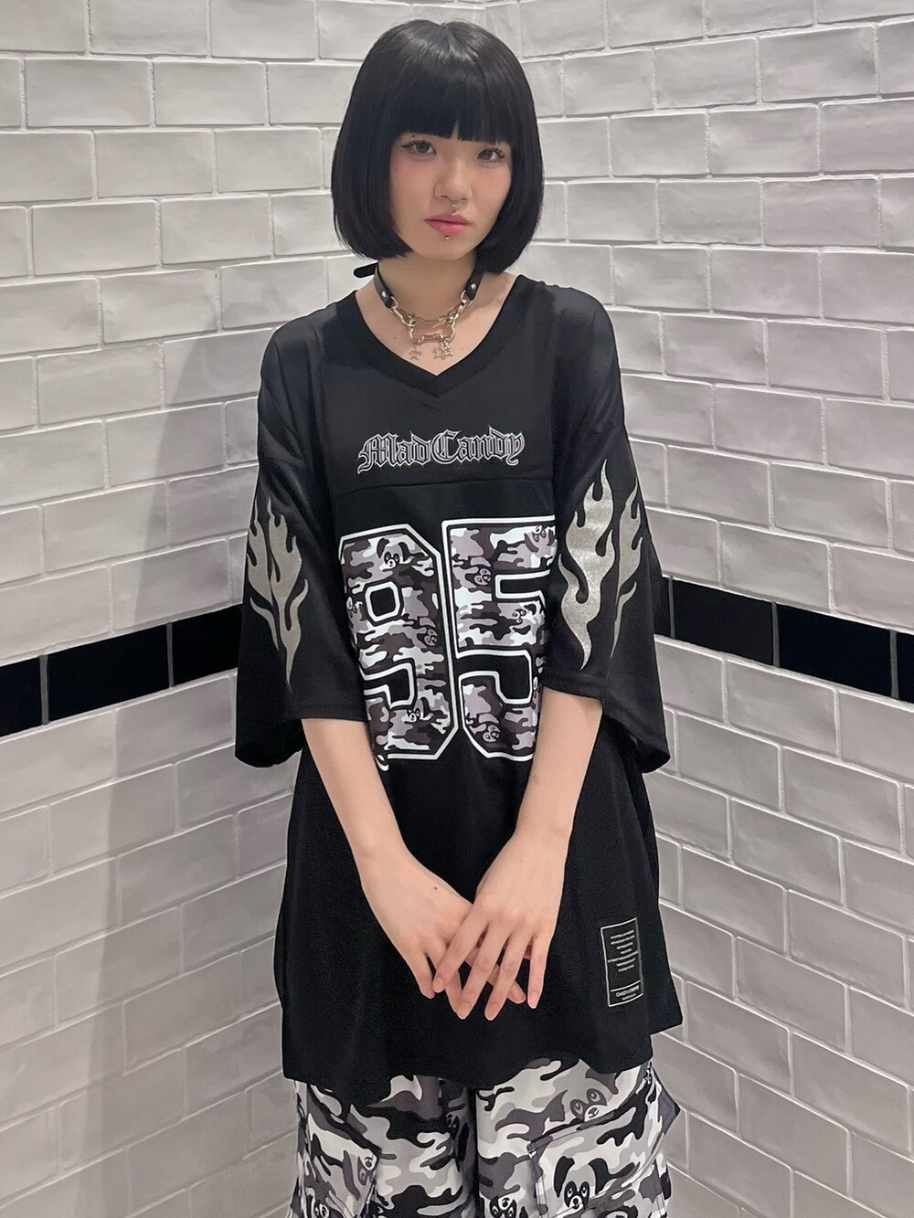 ブラック系のカーゴパンツ、ブラック系のTシャツ/カットソーを着用したレディースの夏コーディネートの3枚目の写真