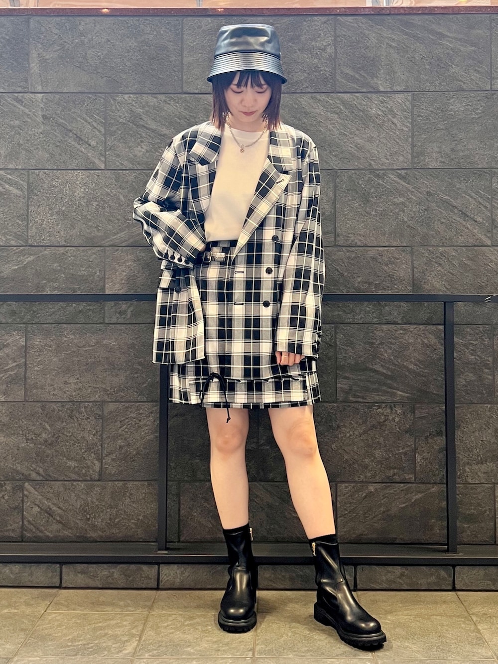 ブラック系のその他アウター、ブラック系のスカートを着用したレディースの秋コーディネートの2枚目の写真