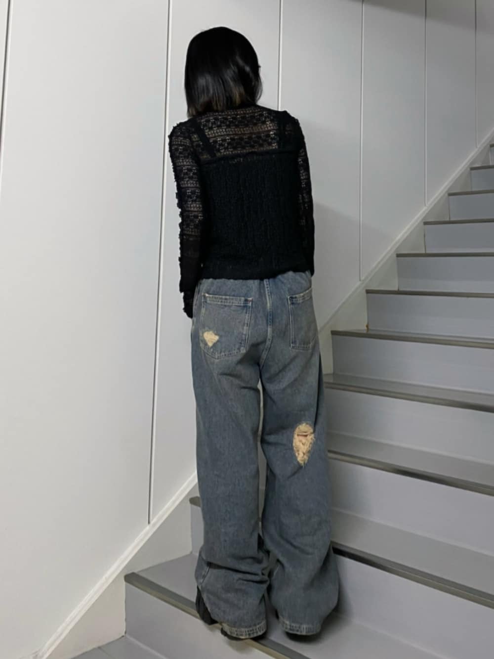 ブルー系のデニムパンツ、ブラック系のその他アウターを着用したレディースの夏コーディネートの3枚目の写真