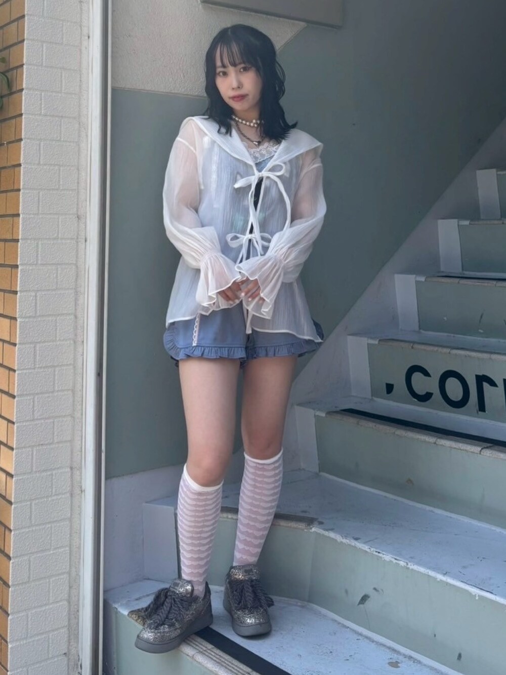 ホワイト系のシャツ/ブラウス、ブルー系のキャミソール、ブルー系のその他パンツを着用したレディースの夏コーディネートの2枚目の写真