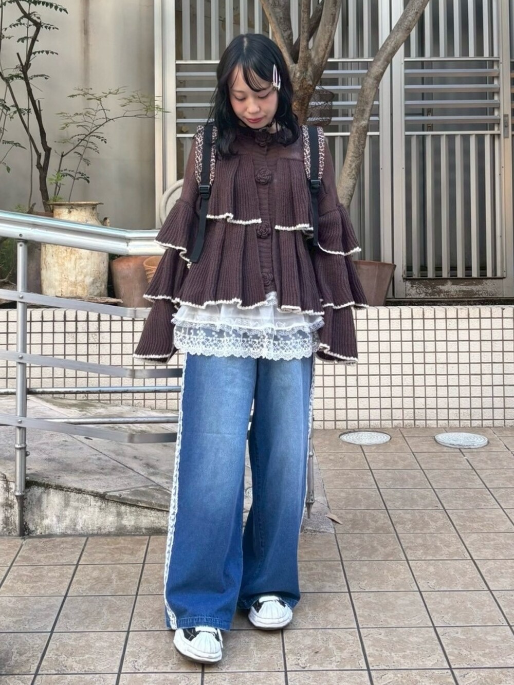 その他のバックパック/リュック、ブルー系のデニムパンツ、ブラウン系のカーディガン/ボレロを着用したレディースの秋コーディネートの2枚目の写真