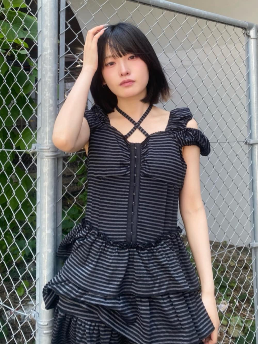 グレー系のワンピースを着用したレディースの夏コーディネートの3枚目の写真