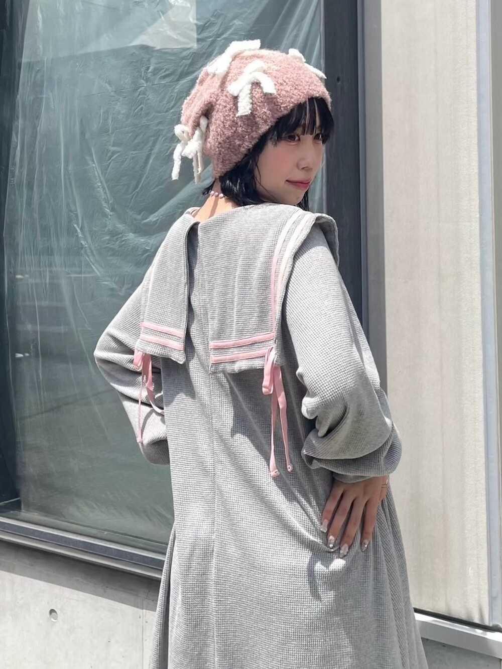 グレー系のワンピース、ピンク系のバレエシューズ、ピンク系のニットキャップ/ビーニーを着用したレディースの秋コーディネートの4枚目の写真