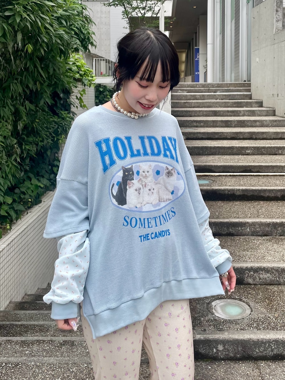 シルバー系のシューズ、ベージュ系のその他パンツ、ブルー系のその他トップスを着用したレディースの秋コーディネートの4枚目の写真