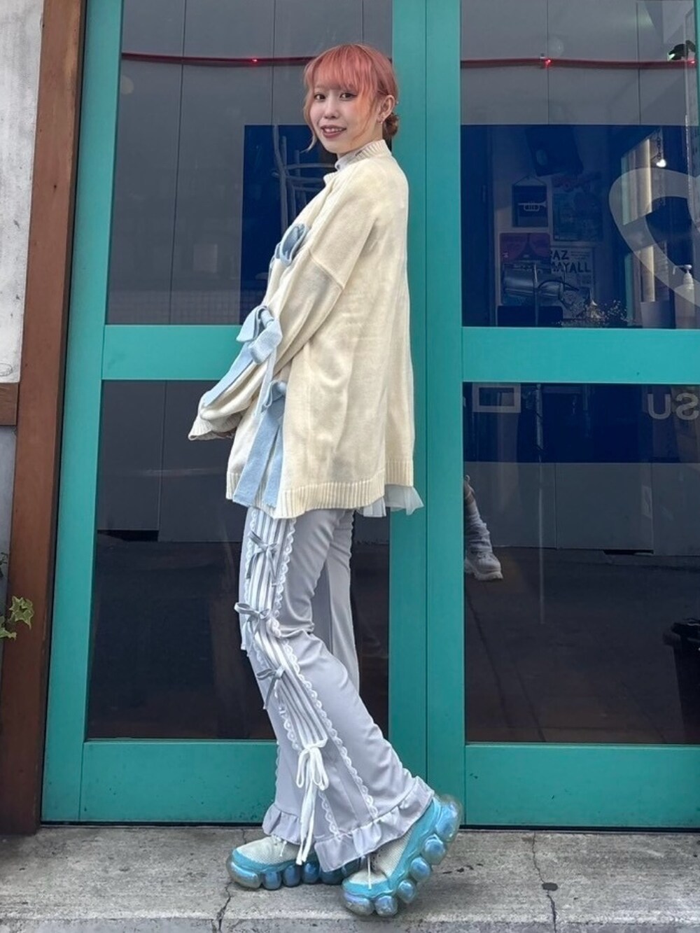 グレー系のその他パンツ、ホワイト系のその他トップス、ホワイト系のその他トップスを着用したレディースの冬コーディネートの3枚目の写真