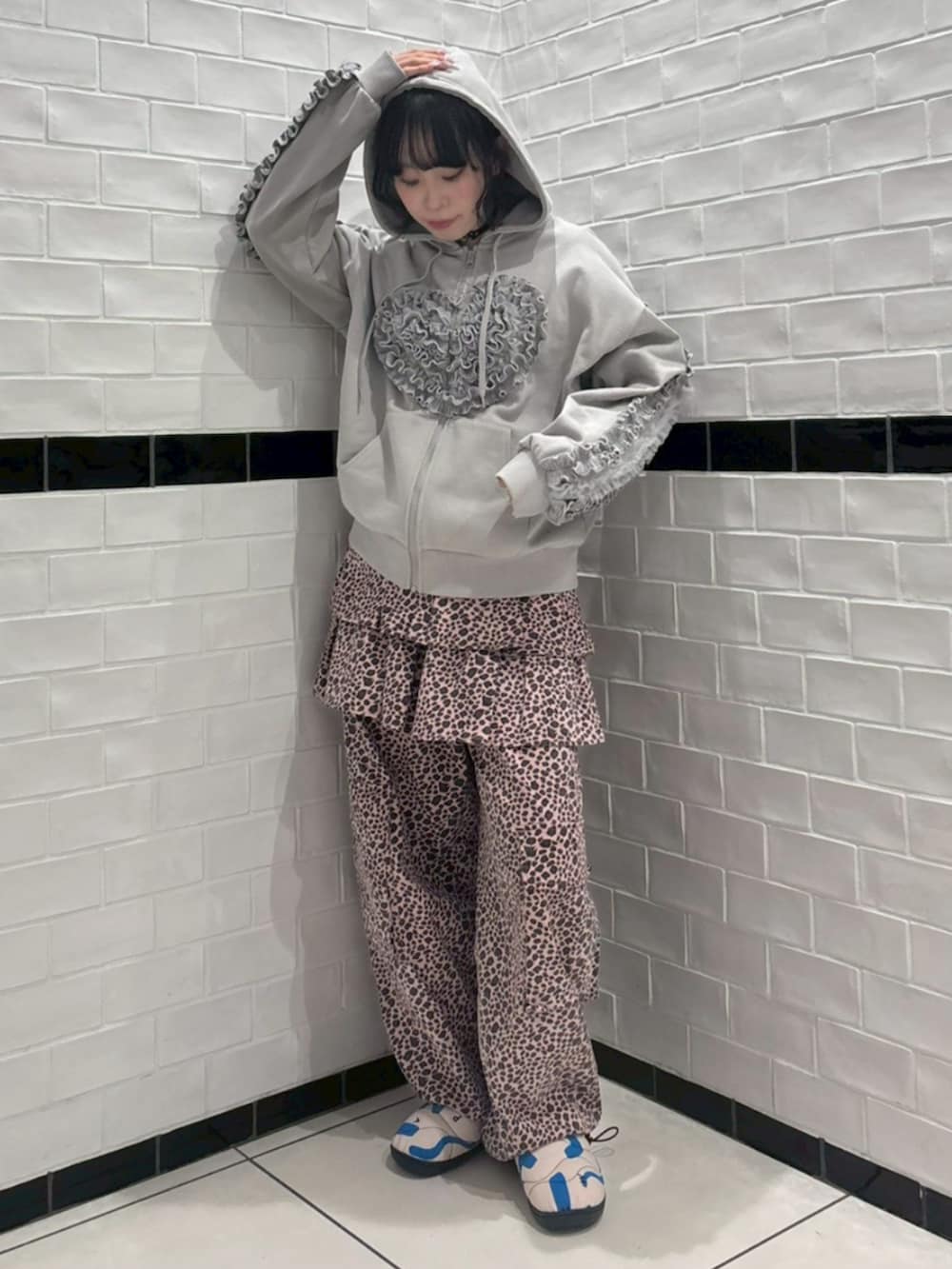 ピンク系のその他パンツ、グレー系のパーカーを着用したレディースの冬コーディネートの2枚目の写真