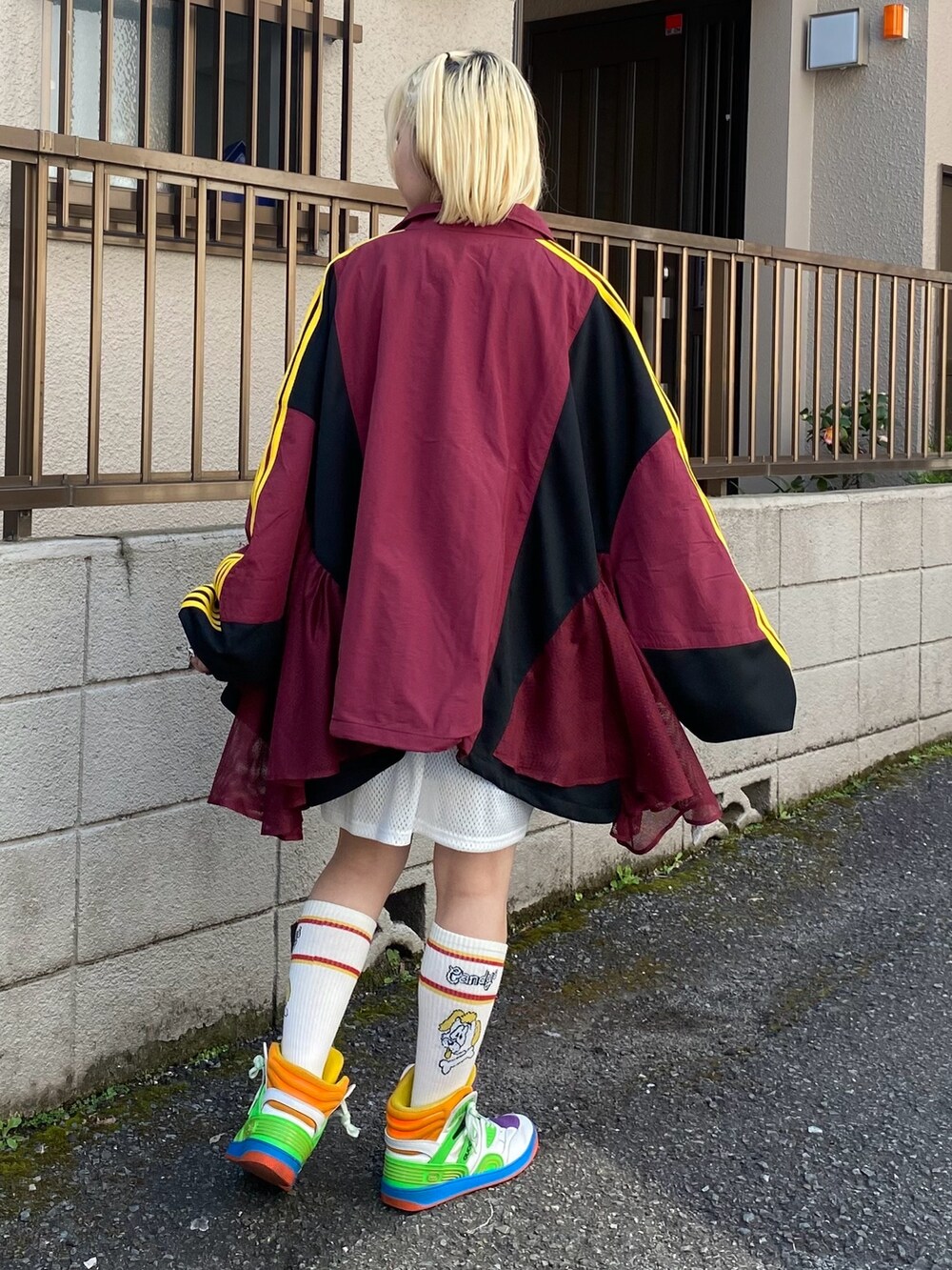 レッド系のブルゾン、ホワイト系のTシャツ/カットソー、ブルー系のTシャツ/カットソーを着用したレディースの春コーディネートの4枚目の写真