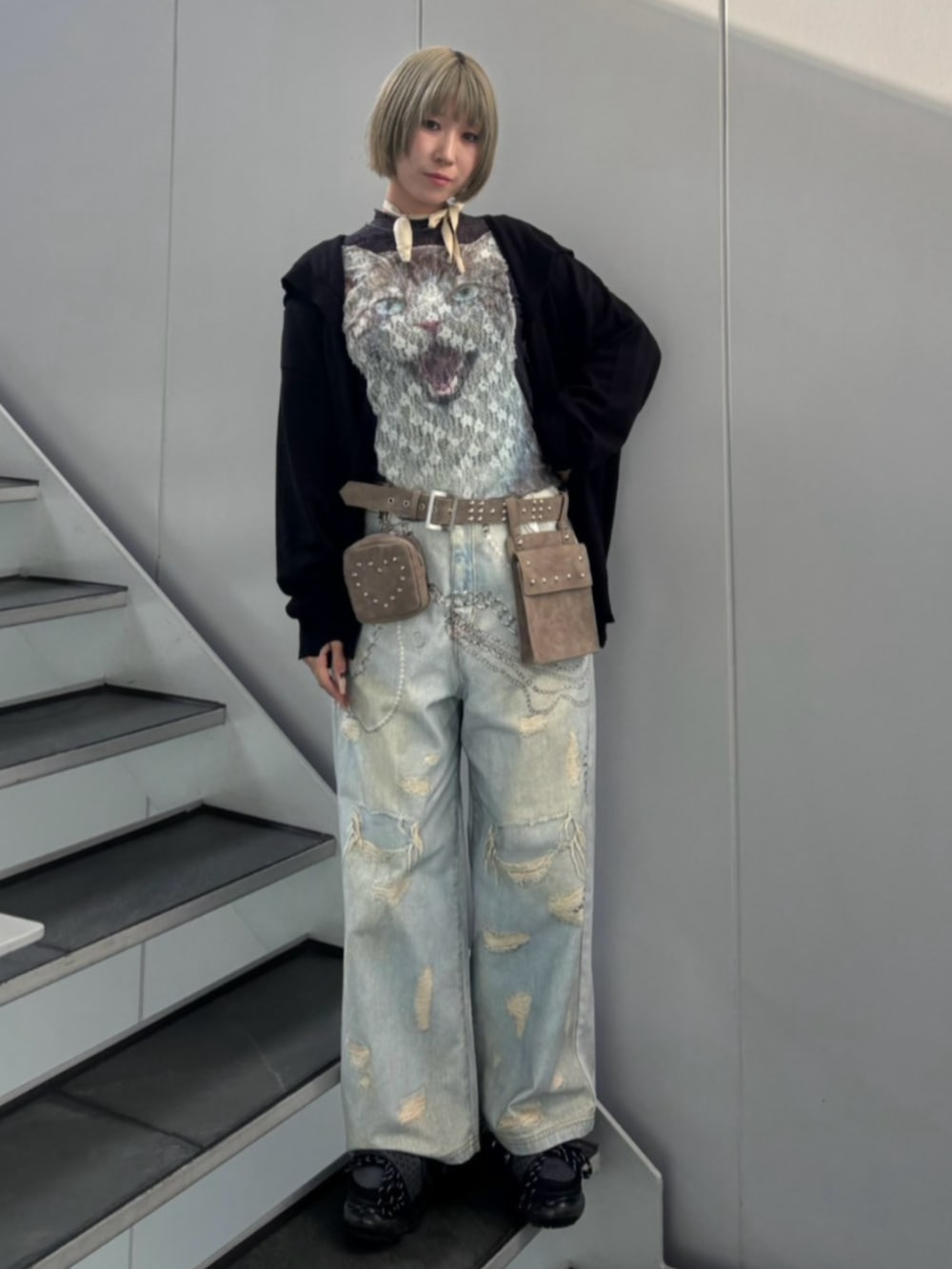 ブラック系のカーディガン/ボレロ、ブルー系のその他パンツ、ホワイト系のTシャツ/カットソーを着用したレディースの秋コーディネートの2枚目の写真