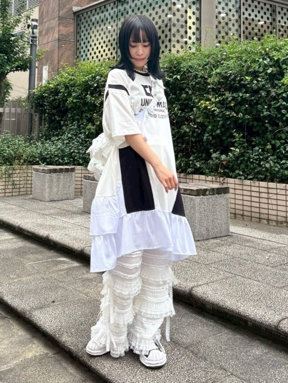 ホワイト系のワンピース、ホワイト系のその他パンツ、ホワイト系のショルダーバッグを着用したレディースの秋コーディネートの2枚目の写真