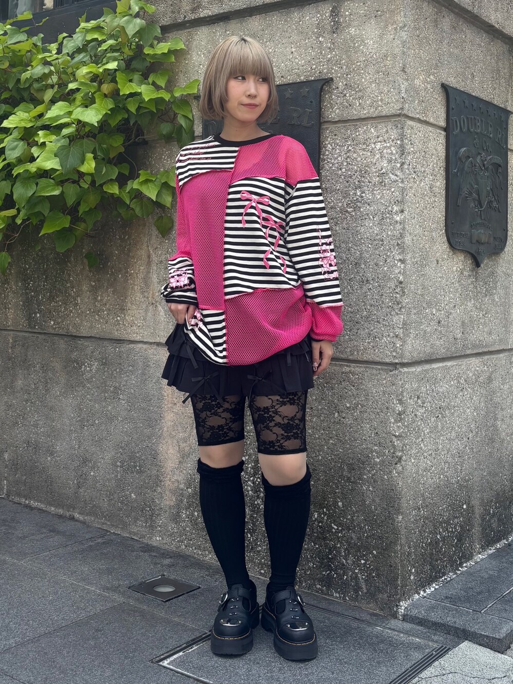 ピンク系のTシャツ/カットソー、ブラック系のその他パンツを着用したレディースの夏コーディネートの2枚目の写真