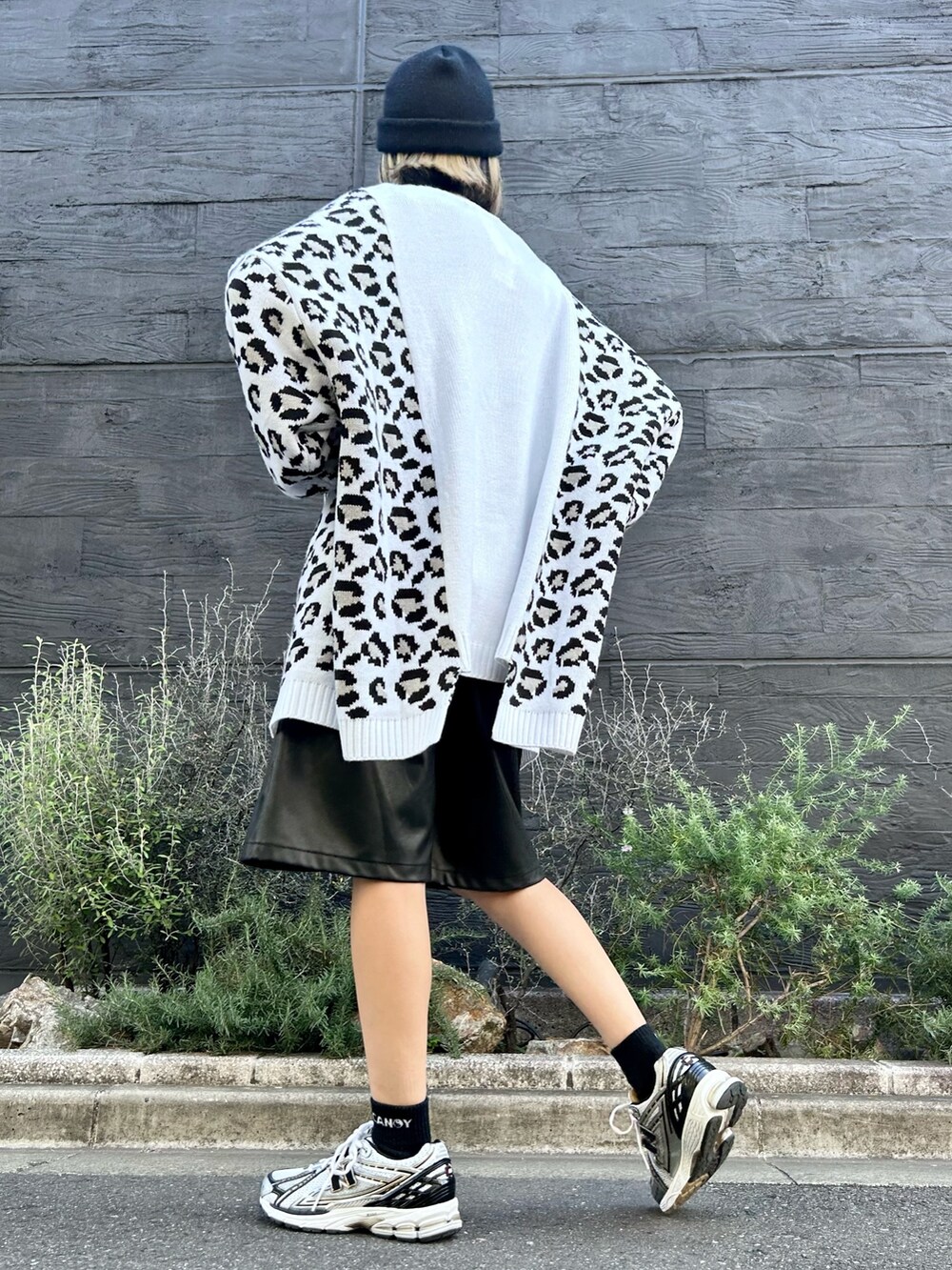 ホワイト系のニット/セーター、ブラック系のその他パンツを着用したレディースの秋コーディネートの4枚目の写真