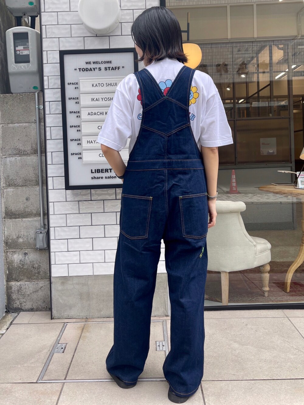 ブルー系のサロペット/オーバーオール、ホワイト系のTシャツ/カットソーを着用したレディースの夏コーディネートの3枚目の写真