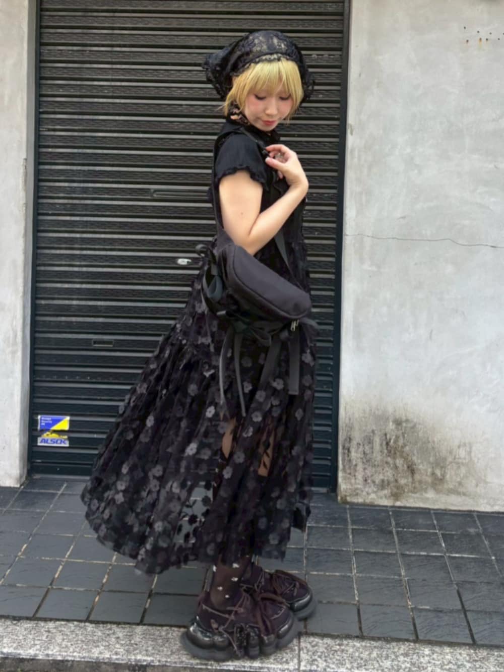 ブラック系のボディバッグ/ウエストポーチ、ブラック系のワンピース、ブラック系のTシャツ/カットソーを着用したレディースの夏コーディネートの3枚目の写真