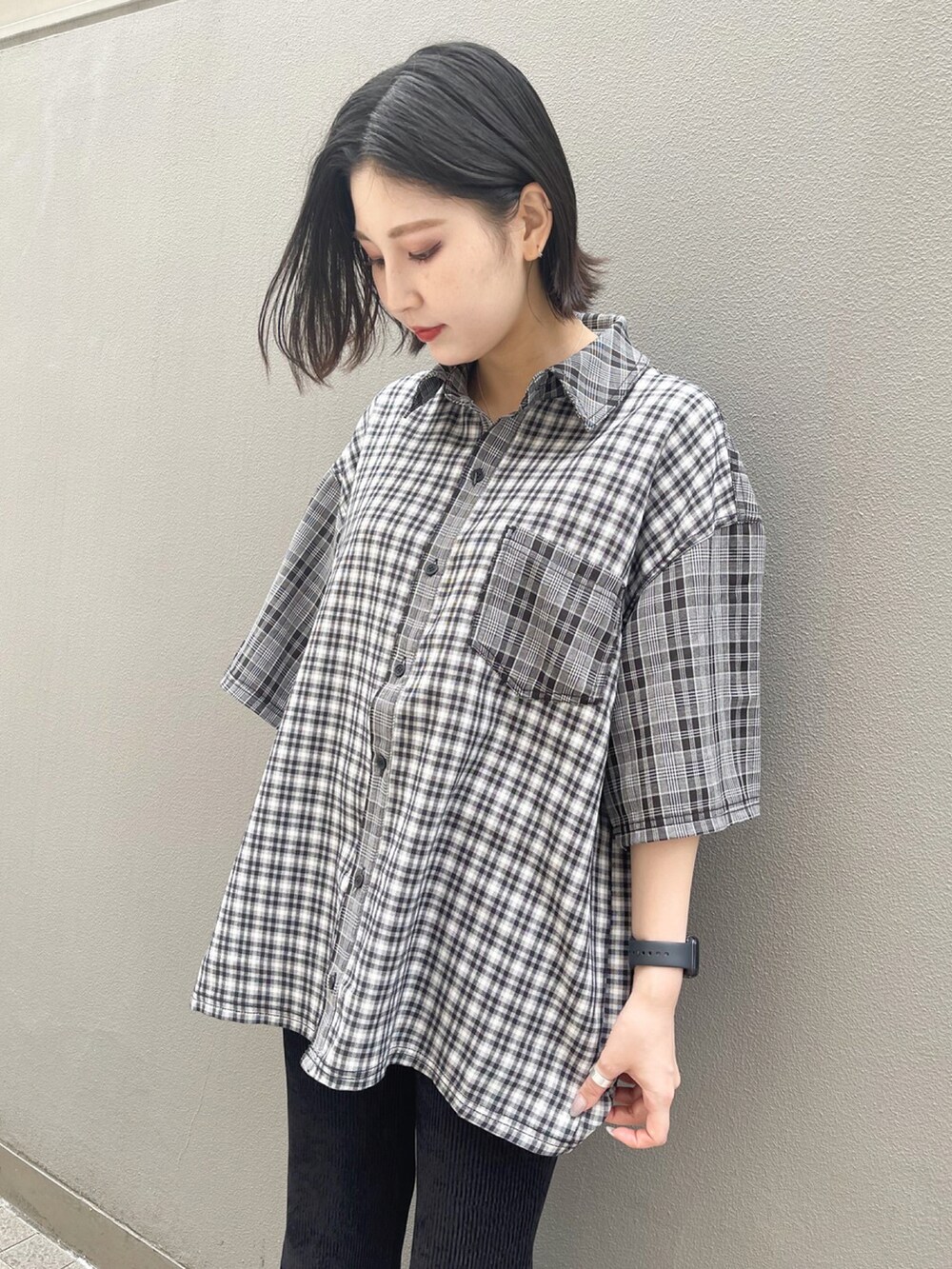 ブラック系のシャツ/ブラウス、ブラック系のその他パンツを着用したレディースの夏コーディネートの3枚目の写真