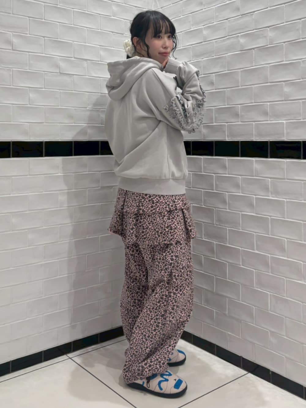 ピンク系のその他パンツ、グレー系のパーカーを着用したレディースの冬コーディネートの3枚目の写真