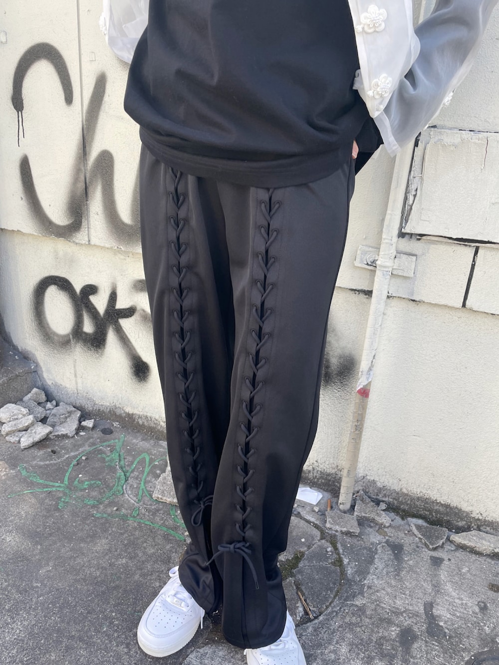 ブラック系のその他パンツ、ホワイト系のその他アウター、ブラック系のTシャツ/カットソーを着用したレディースの冬コーディネートの3枚目の写真
