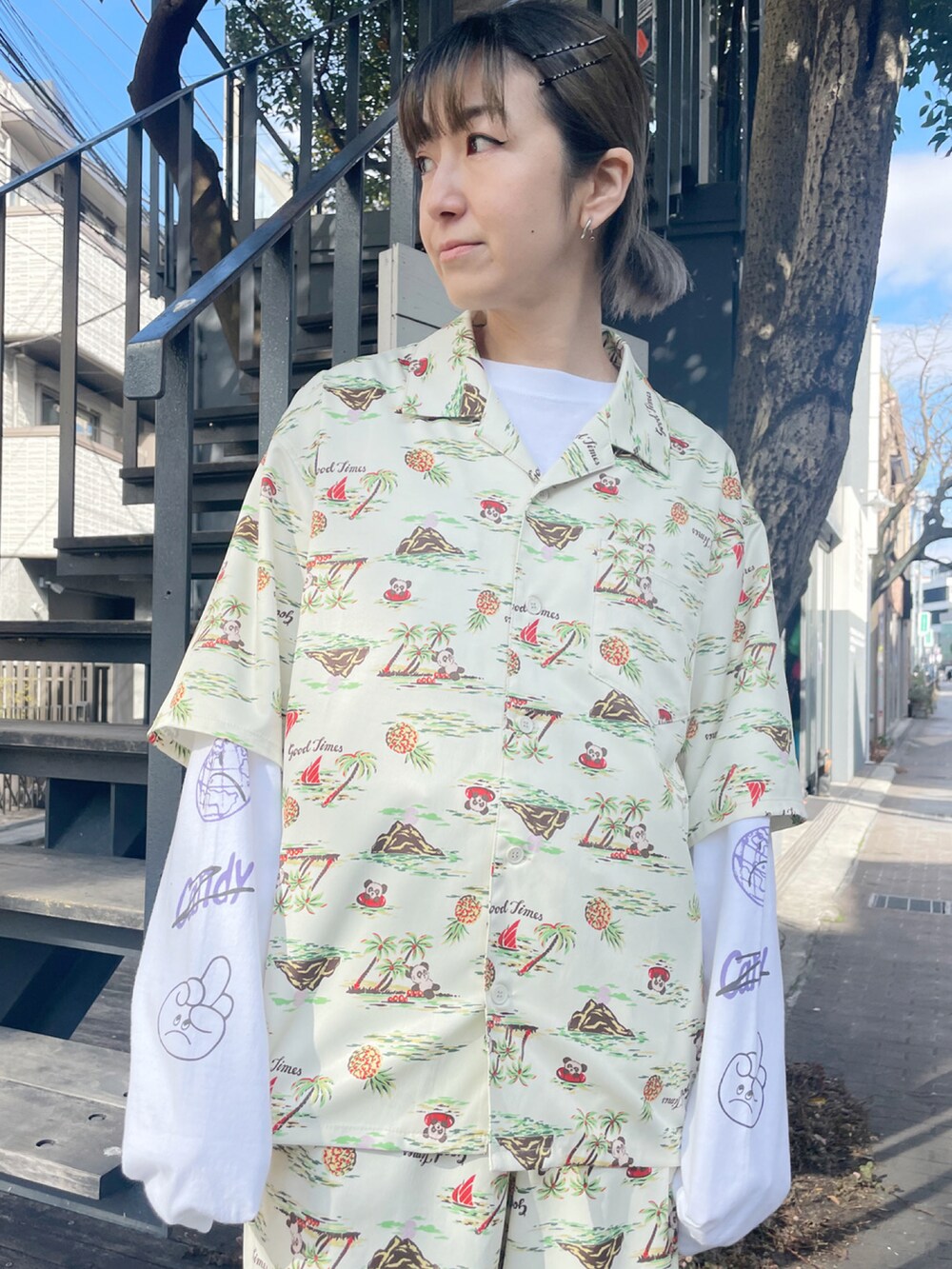 ホワイト系のシャツ/ブラウス、ホワイト系のその他パンツ、ベージュ系のスニーカーを着用したレディースの冬コーディネートの2枚目の写真