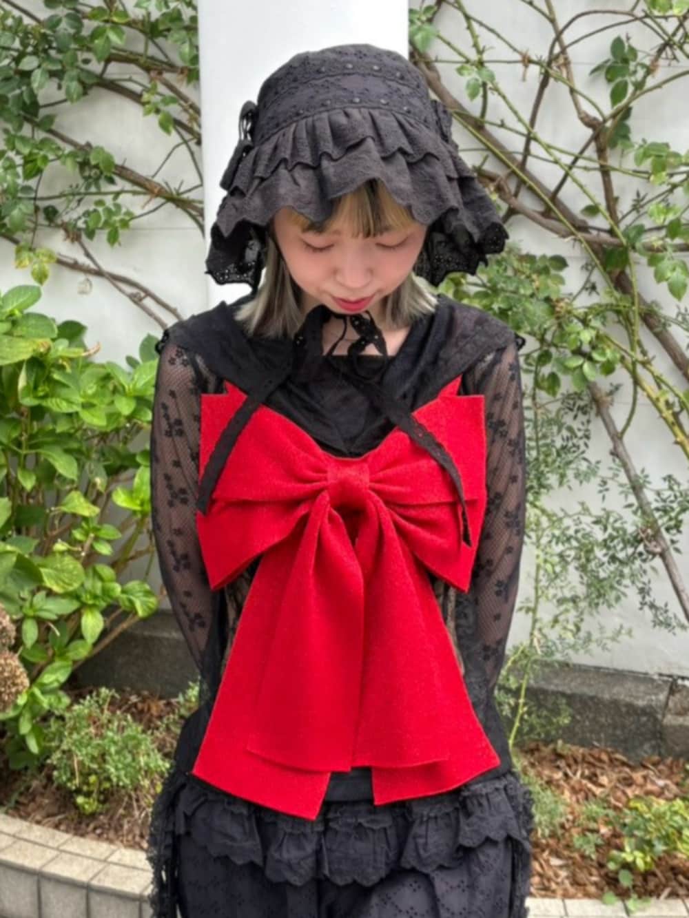 ブラック系のTシャツ/カットソー、ブラック系のその他パンツ、レッド系のその他トップスを着用したレディースの秋コーディネートの4枚目の写真