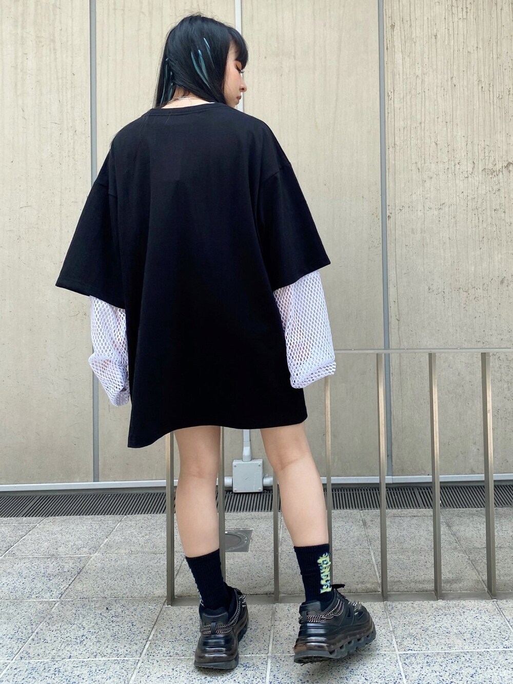 ブラック系のTシャツ/カットソー、ホワイト系のTシャツ/カットソーを着用したレディースの夏コーディネートの4枚目の写真