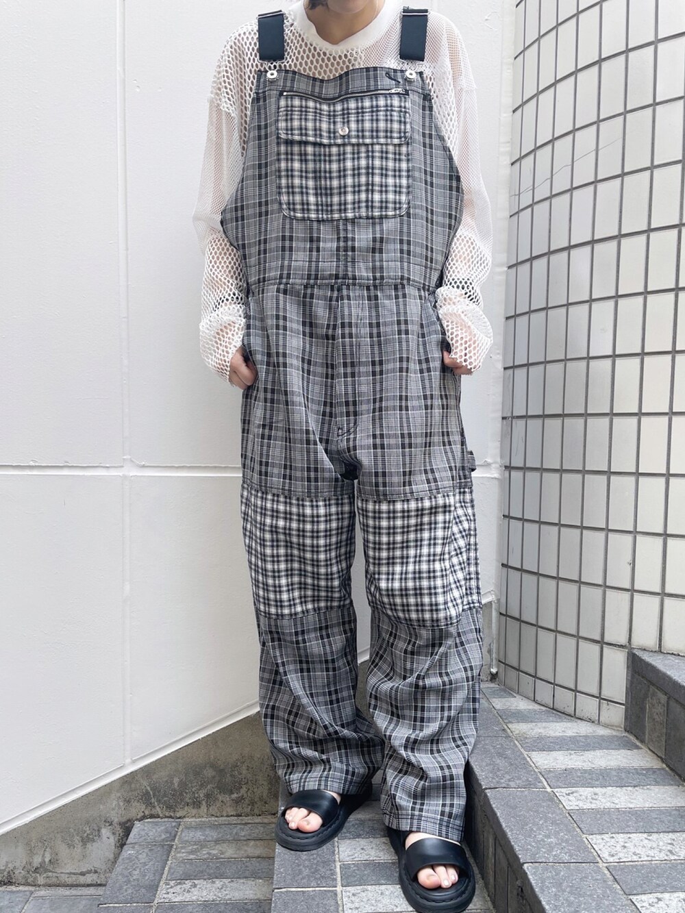 ブラック系のサロペット/オーバーオール、ホワイト系のTシャツ/カットソーを着用したレディースの夏コーディネートの5枚目の写真