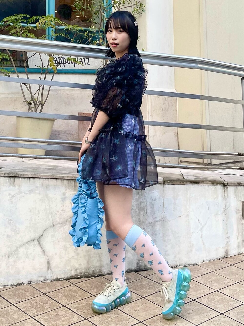 ブラック系のその他トップス、ブラック系のTシャツ/カットソー、ブルー系のその他パンツを着用したレディースの夏コーディネートの3枚目の写真