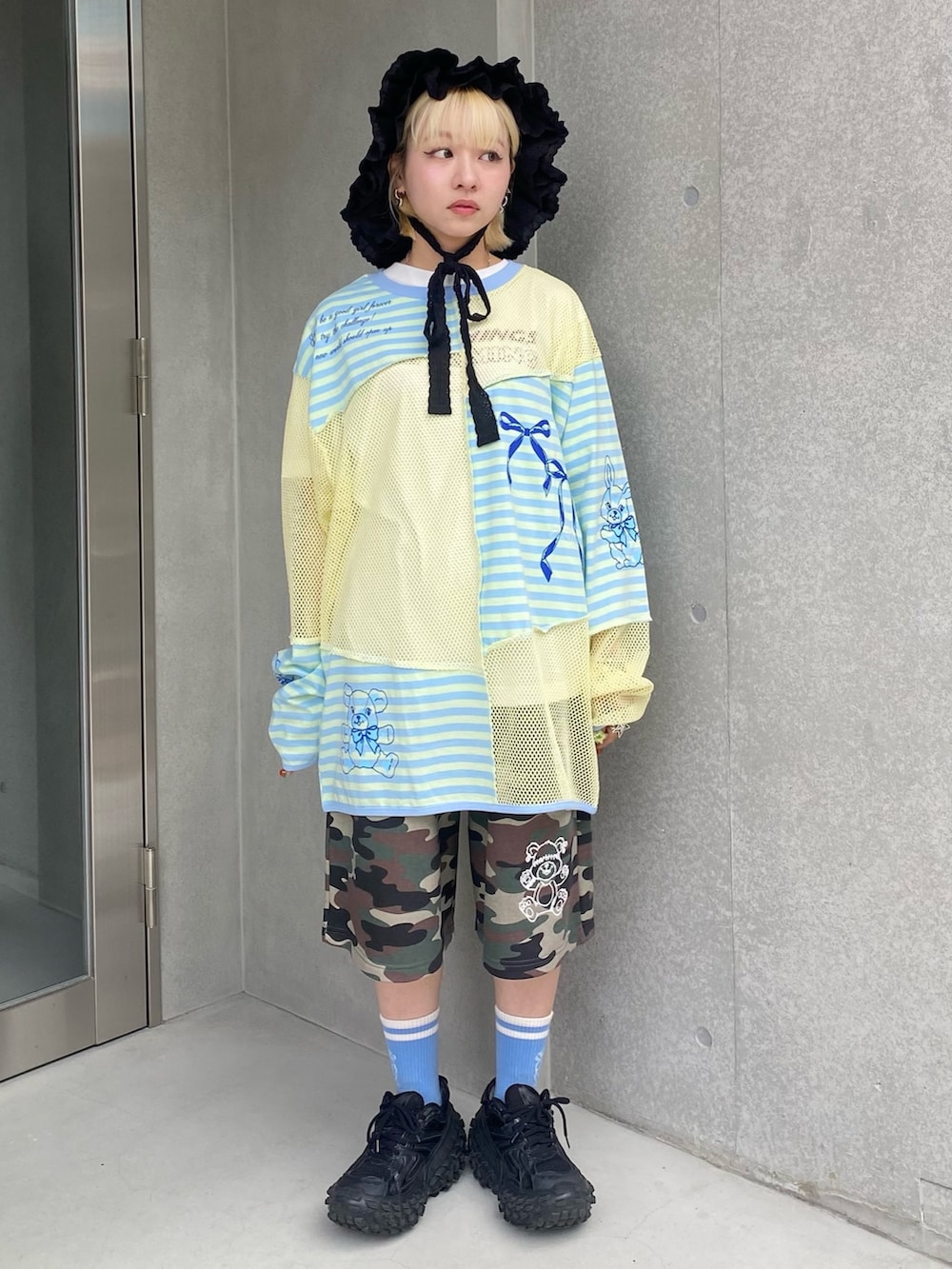 イエロー系のTシャツ/カットソー、グリーン系のその他パンツ、ブラック系のボディバッグ/ウエストポーチを着用したレディースの夏コーディネートの3枚目の写真