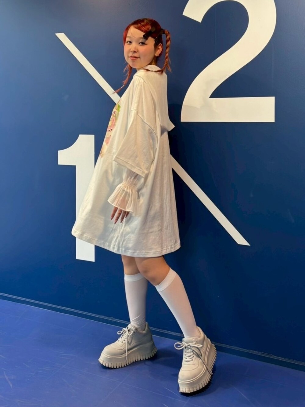 ホワイト系のシャツ/ブラウス、ホワイト系のTシャツ/カットソーを着用したレディースの春コーディネートの4枚目の写真