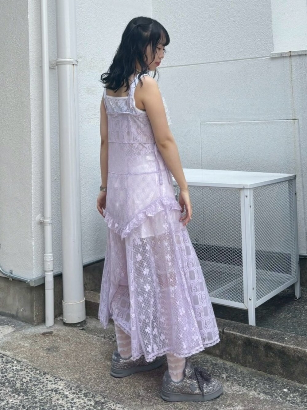 ホワイト系のその他パンツ、ホワイト系のキャミソール、パープル系のワンピースを着用したレディースの夏コーディネートの6枚目の写真